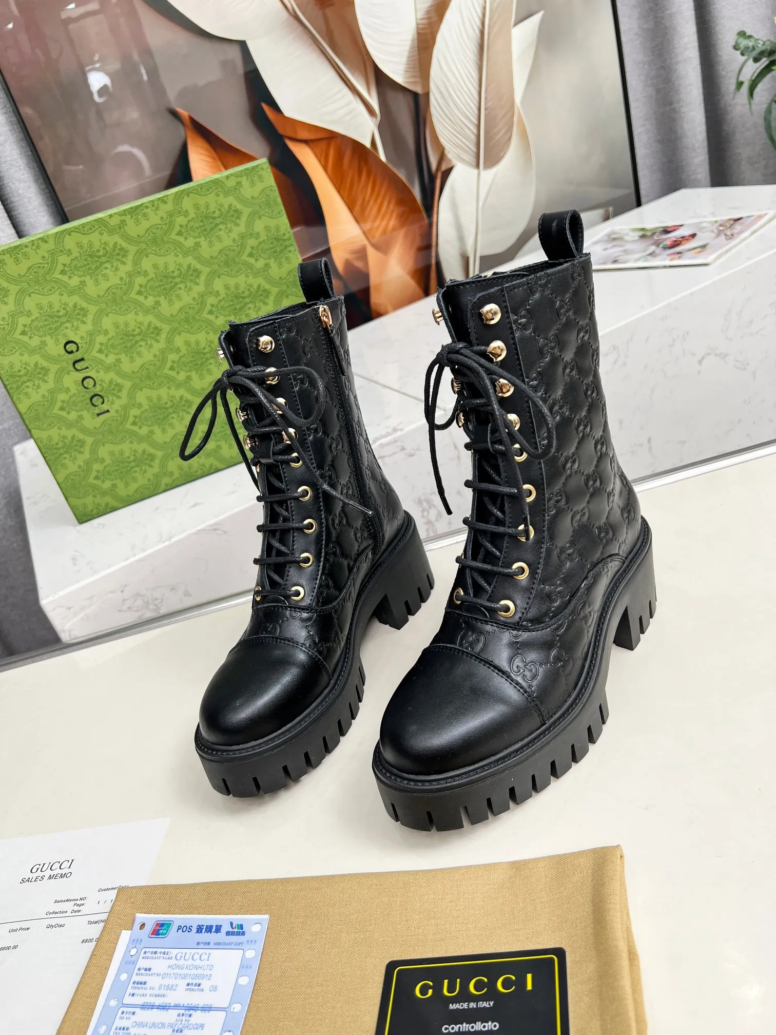 👟👟Ex-factory price 600👟👟 2025Gucci Gucci lace-up ankle boots. These lace-up ankle boots are made of Peugeot GG lace-up ankle boots. These lace-up ankle boots are carefully made of iconic GG cow leather, highlighting the brand's timeless and elegant aesthetic style. Featuring a bold silhouette, these ankle boots feature a rubber lug sole that provides secure support while giving the entire silhouette a modern, sophisticated feel. Lining: cowhide Heel height: 6 cm Size: 35-42#